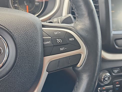 Used 2016 Jeep Cherokee Trailhawk w/ Comfort/Convenience Group AWD/4WD image 17