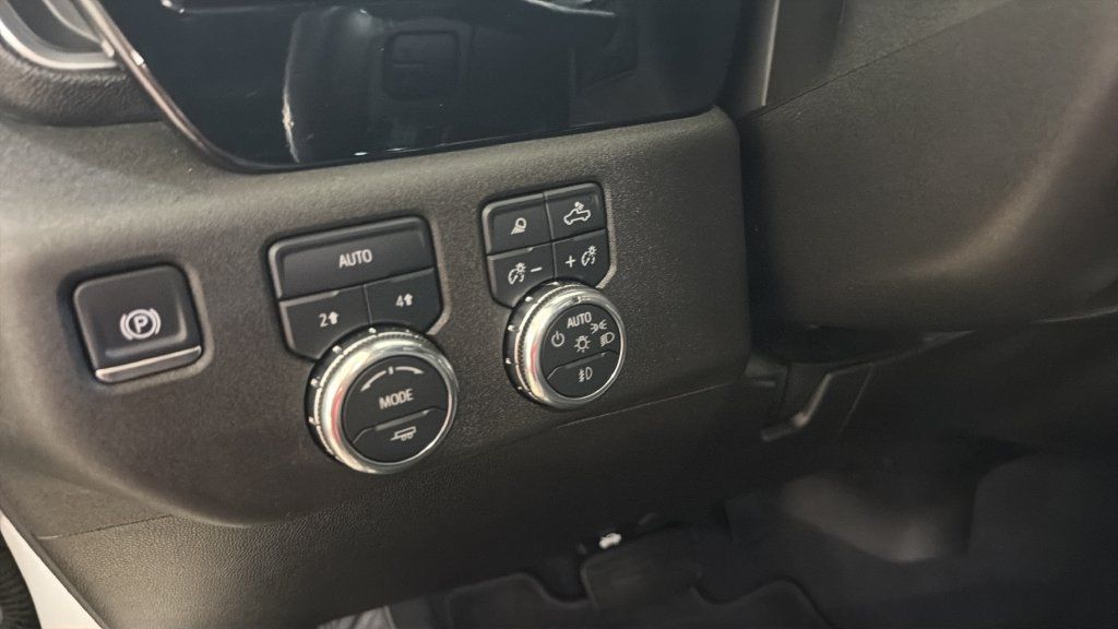 Used 2025 GMC Sierra 1500 SLT AWD/4WD image 16