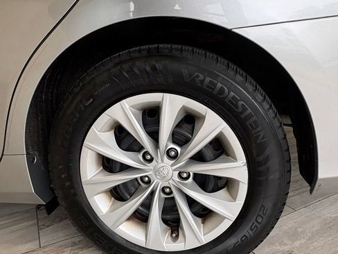 Used 2015 Toyota Camry LE FWD image 9