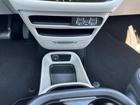 Used 2024 Chrysler Pacifica Touring-L image 26