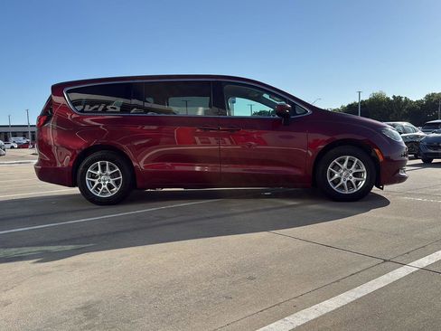 Used 2021 Chrysler Voyager LX w/ Cold Weather Group FWD image 7