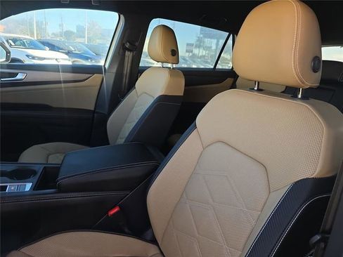 Used 2025 Volkswagen Atlas Cross Sport SE image 13