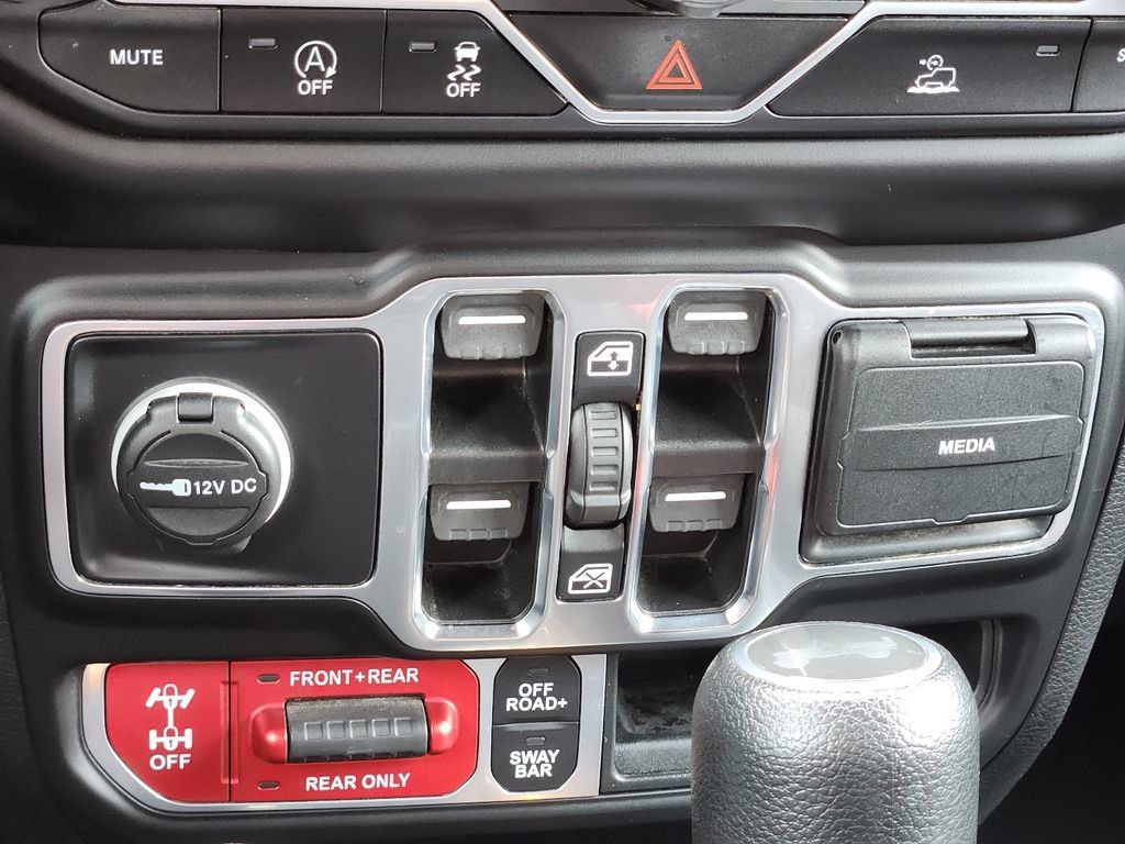 Used 2023 Jeep Wrangler Unlimited Rubicon w/ Cold Weather Group AWD/4WD image 28