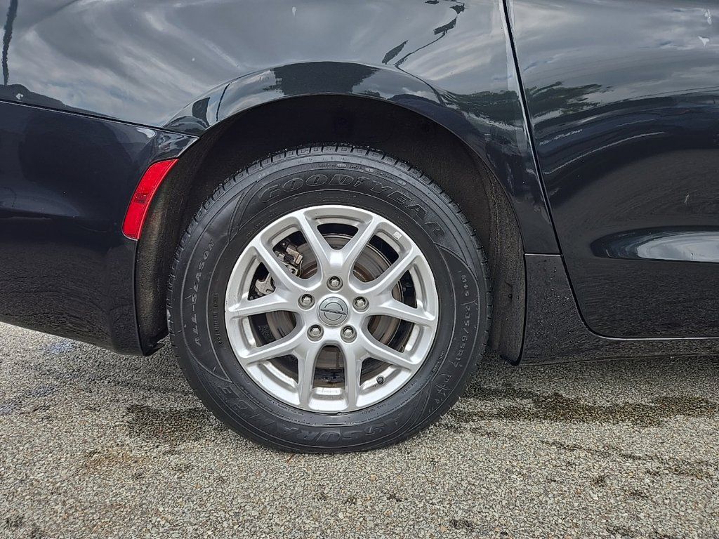 Used 2023 Chrysler Pacifica Touring-L FWD image 12