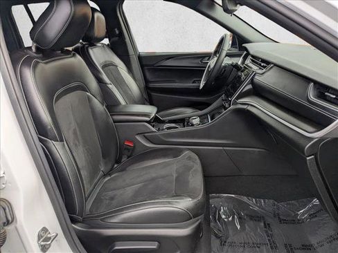 Used 2023 Jeep Grand Cherokee Altitude image 19