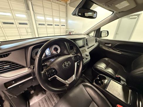 Used 2019 Toyota Sienna SE FWD image 11