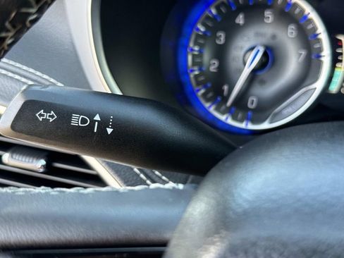 Used 2025 Chrysler Pacifica Limited image 38