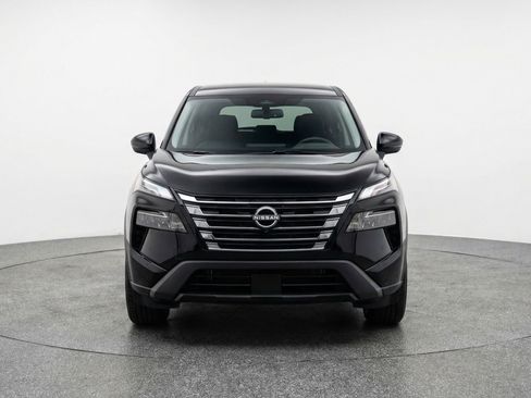 Used 2025 Nissan Rogue SV image 2