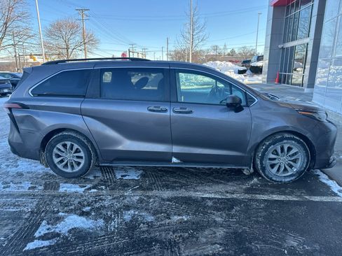 Used 2022 Toyota Sienna LE image 2