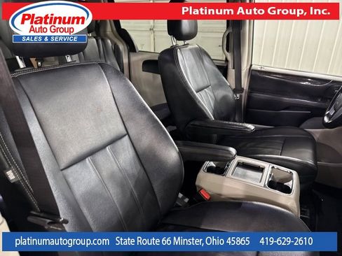 Used 2013 Chrysler Town & Country Touring image 37