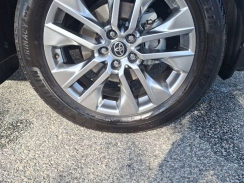 Used 2021 Toyota RAV4 XLE Premium image 33