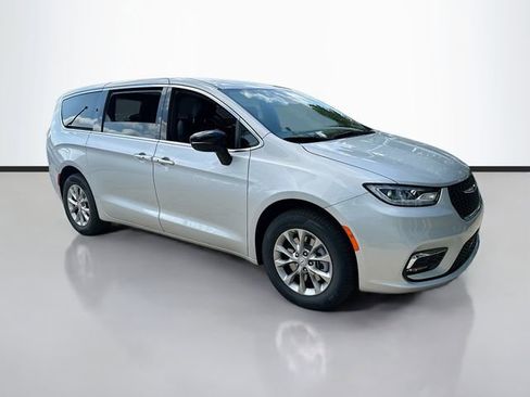 New 2026 Chrysler Pacifica Select image 3