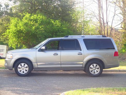 Used 2008 Lincoln Navigator L 4WD image 2