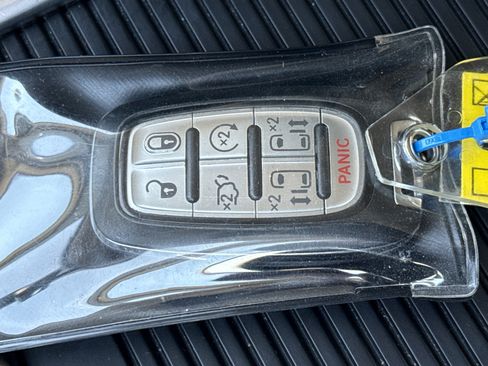 Used 2023 Chrysler Pacifica Touring-L FWD image 34