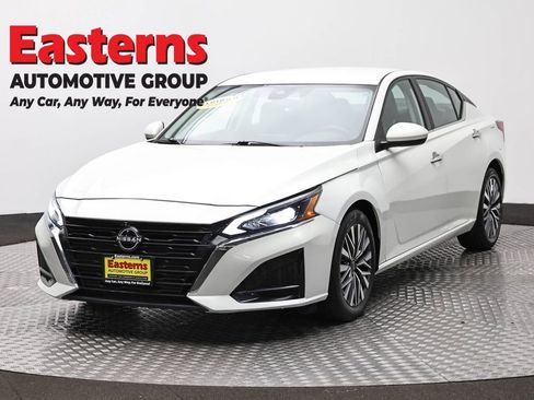 Used 2023 Nissan Altima 2.5 SV FWD image 1