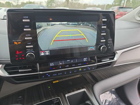 Used 2021 Toyota Sienna Limited image 27