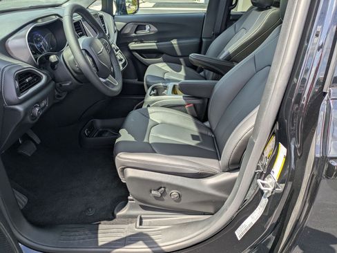 New 2025 Chrysler Pacifica Select w/ Fav Edition Package image 13