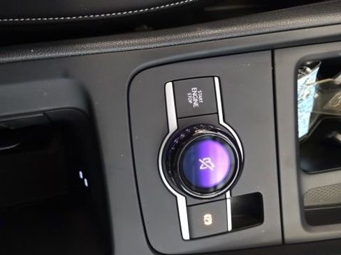 Certified 2025 Volkswagen Tiguan SE image 16