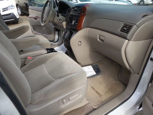 Used 2005 Toyota Sienna XLE image 28