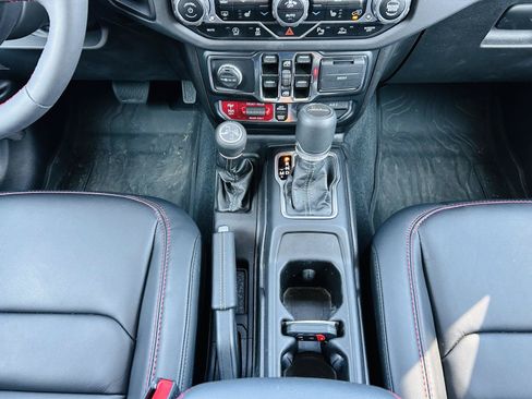 Used 2024 Jeep Gladiator Rubicon AWD/4WD image 25