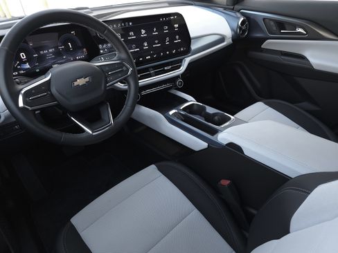 Used 2025 Chevrolet Equinox EV LT image 10