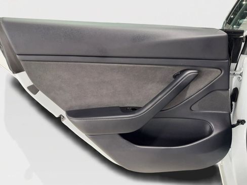 Used 2019 Tesla Model 3 Standard Range image 18