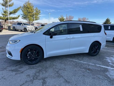 New 2026 Chrysler Pacifica Select image 16