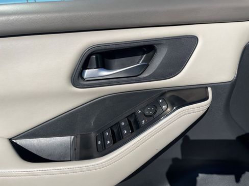 Used 2025 Nissan Rogue SV image 18