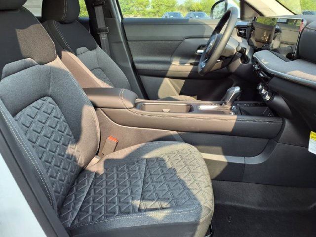 Used 2025 Nissan Kicks SV AWD/4WD image 17