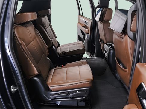 Used 2025 Chevrolet Suburban High Country AWD/4WD image 34