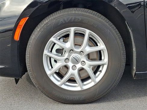 Used 2024 Chrysler Pacifica Touring-L image 8