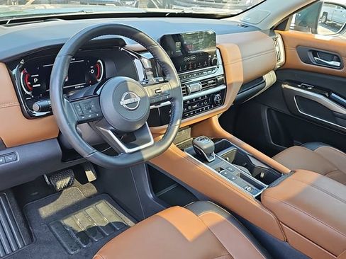 Used 2025 Nissan Pathfinder Platinum FWD image 17