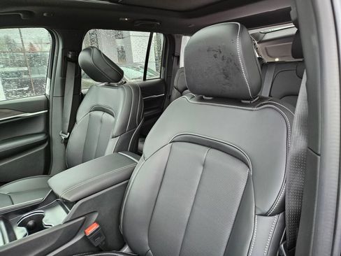 New 2026 Jeep Grand Cherokee Limited w/ Luxury Tech Group II AWD/4WD image 16