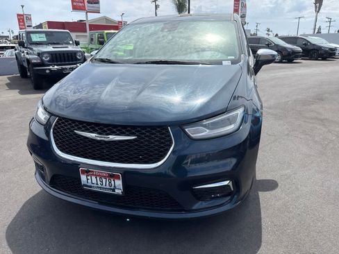 Used 2023 Chrysler Pacifica Limited FWD image 3