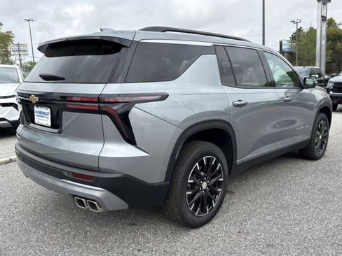 Used 2025 Chevrolet Traverse LT w/ Sun and Wheel Package FWD image 3