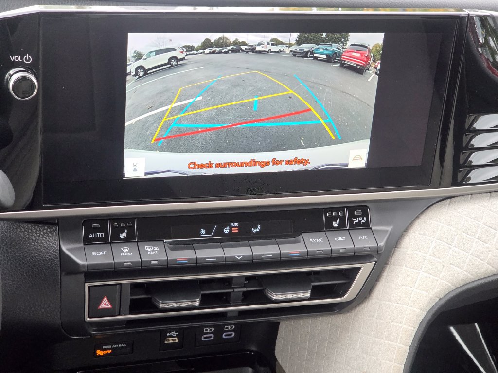Used 2025 Toyota Camry XLE AWD/4WD image 4