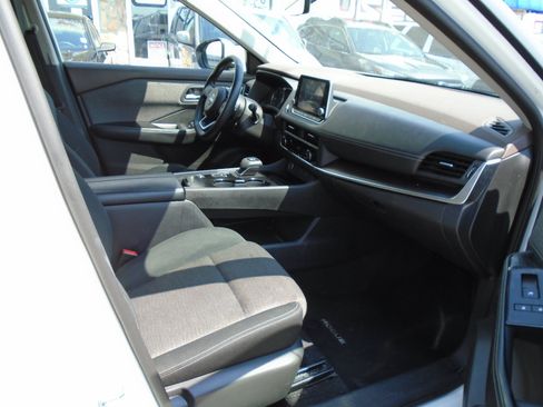 Used 2023 Nissan Rogue SV FWD image 11