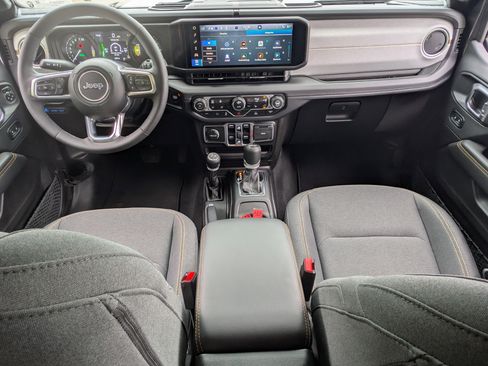Used 2025 Jeep Wrangler Unlimited Sahara AWD/4WD image 22