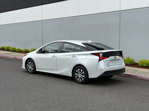 Used 2022 Toyota Prius LE FWD image 4