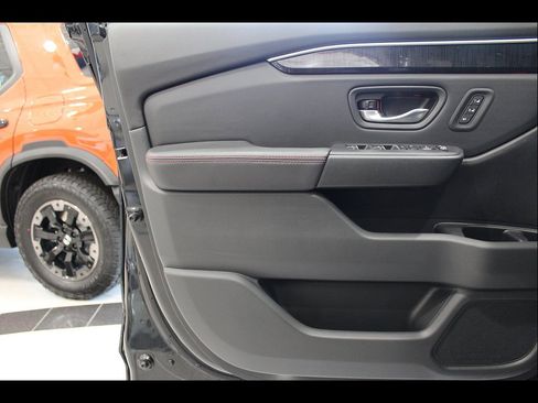 Certified 2025 Honda Pilot Black Edition image 15