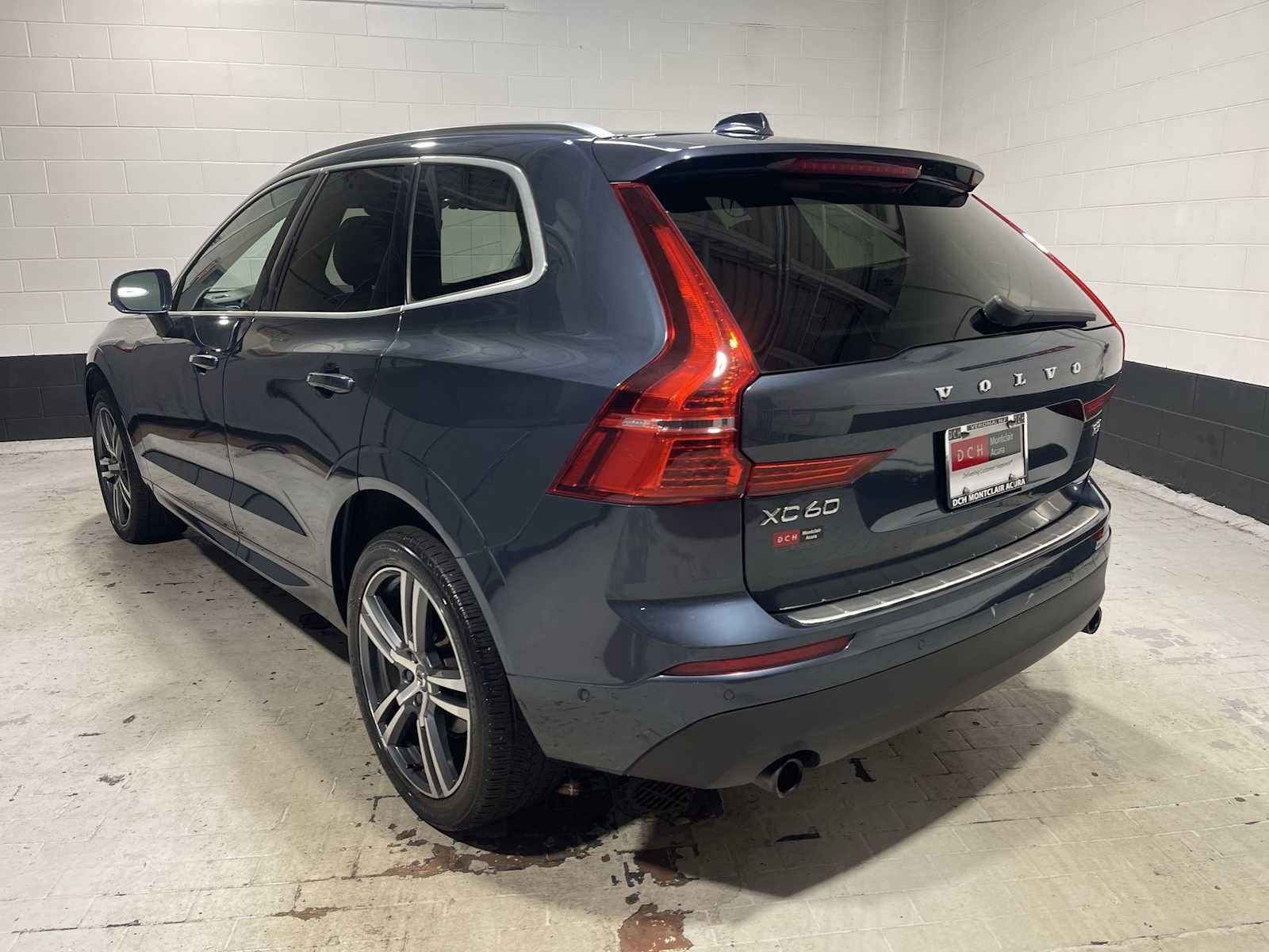 Used 2018 Volvo XC60 T5 Momentum w/ Vision Package AWD/4WD image 4