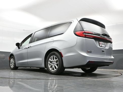 Used 2023 Chrysler Pacifica Touring-L FWD image 47