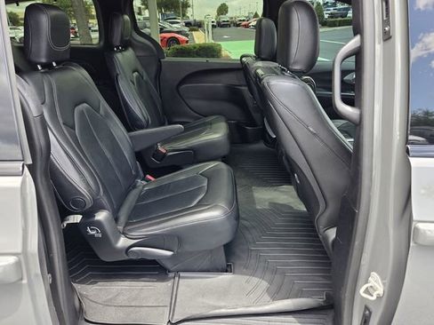 Used 2020 Chrysler Pacifica Touring-L Plus w/ Advanced Safetytec Group FWD image 18