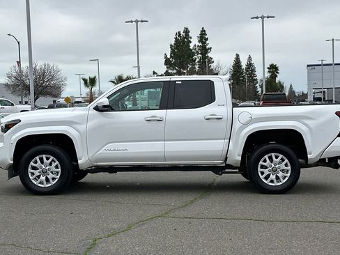 Used 2025 Toyota Tacoma SR5 image 9