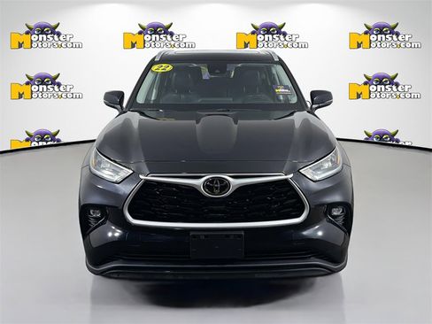 Used 2022 Toyota Highlander XLE image 2
