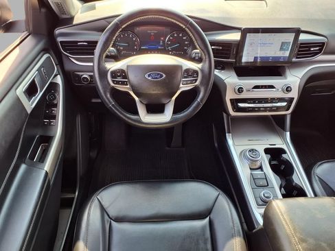Used 2022 Ford Explorer XLT w/ Equipment Group 202A AWD/4WD image 4