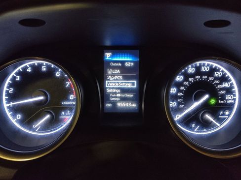 Used 2018 Toyota Camry LE image 23