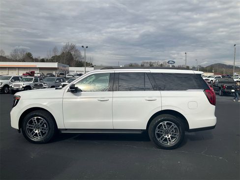 New 2026 Ford Expedition Active image 8