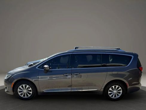 Used 2018 Chrysler Pacifica Touring-L FWD image 2