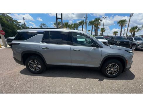 Used 2025 Chevrolet Traverse LT FWD image 9